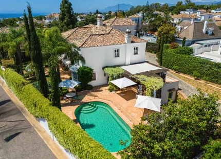 VILLA ENCANTADORA EN MARBELLA CON DISEÑO ELEGANTE