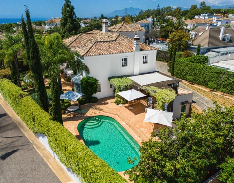 VILLA ENCANTADORA EN MARBELLA CON DISEÑO ELEGANTE