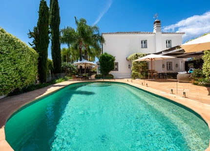 VILLA ENCANTADORA EN MARBELLA CON DISEÑO ELEGANTE