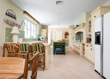 VILLA ENCANTADORA EN MARBELLA CON DISEÑO ELEGANTE
