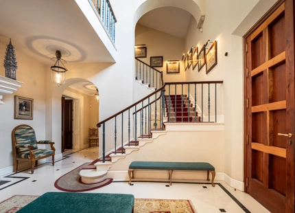 VILLA ENCANTADORA EN MARBELLA CON DISEÑO ELEGANTE