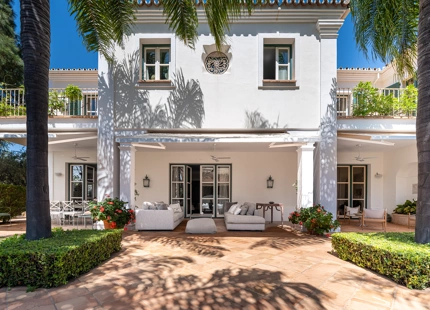 VILLA ENCANTADORA EN MARBELLA CON DISEÑO ELEGANTE