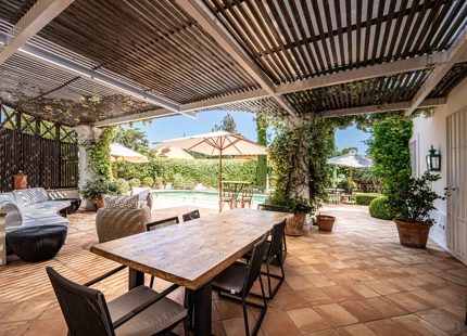 VILLA ENCANTADORA EN MARBELLA CON DISEÑO ELEGANTE