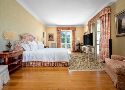 VILLA ENCANTADORA EN MARBELLA CON DISEÑO ELEGANTE