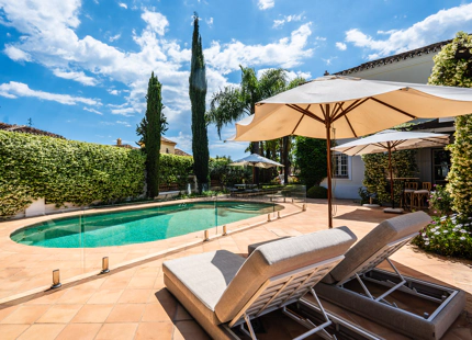 VILLA ENCANTADORA EN MARBELLA CON DISEÑO ELEGANTE