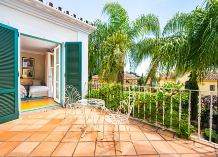 VILLA ENCANTADORA EN MARBELLA CON DISEÑO ELEGANTE