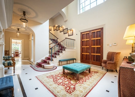 VILLA ENCANTADORA EN MARBELLA CON DISEÑO ELEGANTE
