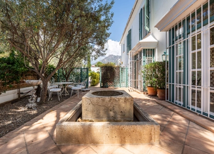 VILLA ENCANTADORA EN MARBELLA CON DISEÑO ELEGANTE