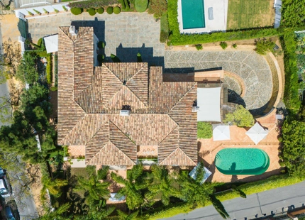 VILLA ENCANTADORA EN MARBELLA CON DISEÑO ELEGANTE