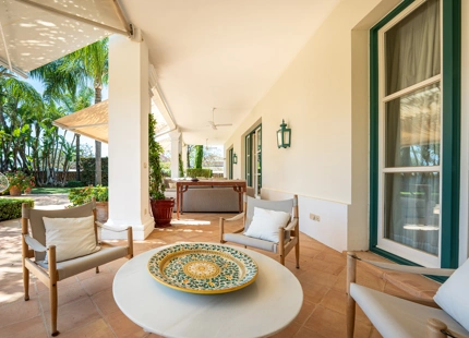 VILLA ENCANTADORA EN MARBELLA CON DISEÑO ELEGANTE