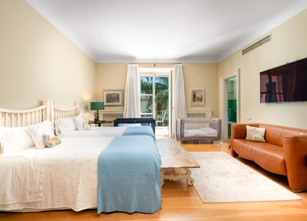 VILLA ENCANTADORA EN MARBELLA CON DISEÑO ELEGANTE