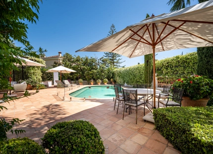 VILLA ENCANTADORA EN MARBELLA CON DISEÑO ELEGANTE