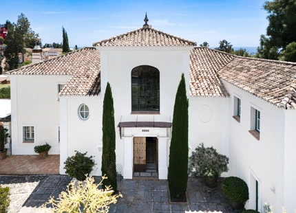 VILLA ENCANTADORA EN MARBELLA CON DISEÑO ELEGANTE