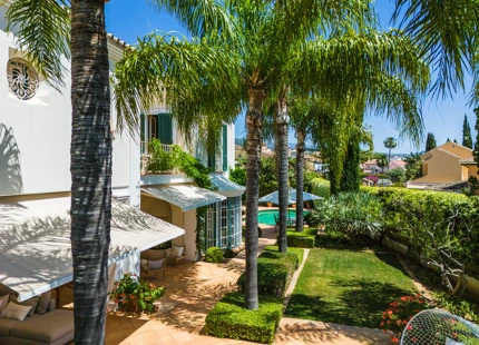 VILLA ENCANTADORA EN MARBELLA CON DISEÑO ELEGANTE