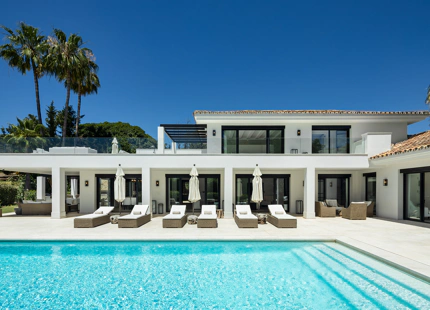 STUNNING FRONTLINE VILLA IN NUEVA ANDALUCIA