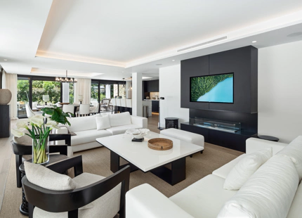 STUNNING FRONTLINE VILLA IN NUEVA ANDALUCIA