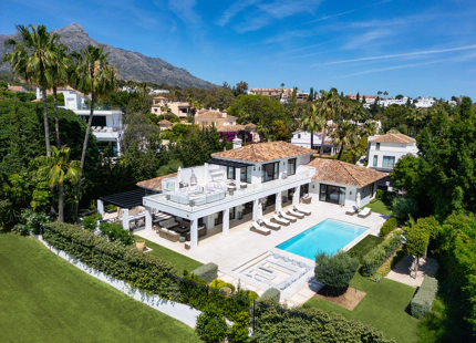 STUNNING FRONTLINE VILLA IN NUEVA ANDALUCIA