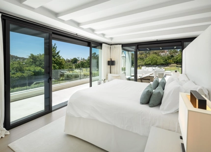 STUNNING FRONTLINE VILLA IN NUEVA ANDALUCIA