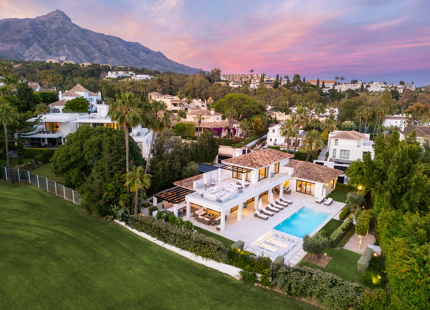 STUNNING FRONTLINE VILLA IN NUEVA ANDALUCIA