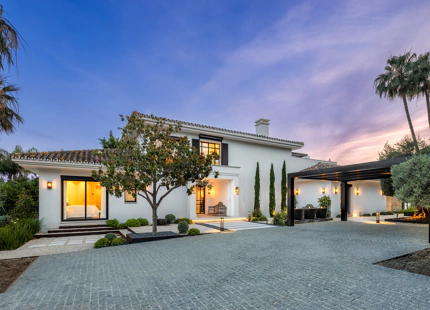 STUNNING FRONTLINE VILLA IN NUEVA ANDALUCIA