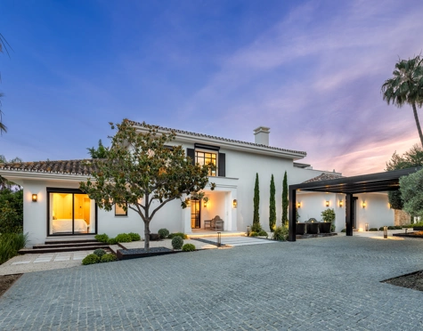 Villa en venta en Nueva Andalucia, Marbella