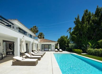 STUNNING FRONTLINE VILLA IN NUEVA ANDALUCIA