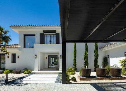 STUNNING FRONTLINE VILLA IN NUEVA ANDALUCIA