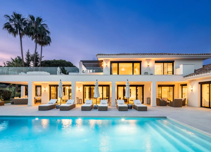 STUNNING FRONTLINE VILLA IN NUEVA ANDALUCIA