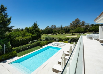 STUNNING FRONTLINE VILLA IN NUEVA ANDALUCIA