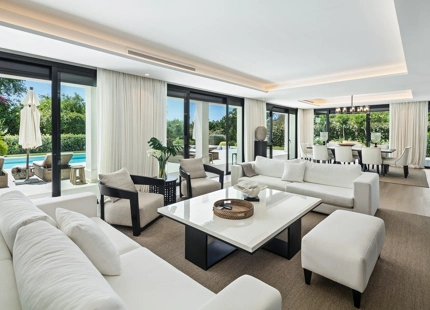 STUNNING FRONTLINE VILLA IN NUEVA ANDALUCIA