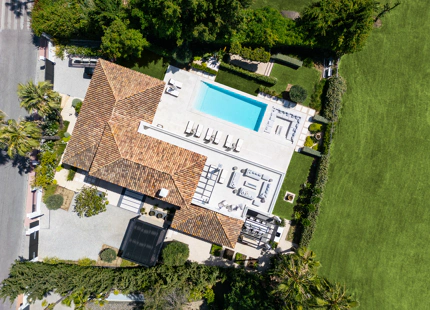 STUNNING FRONTLINE VILLA IN NUEVA ANDALUCIA