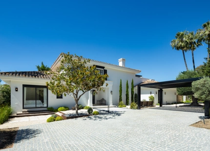 STUNNING FRONTLINE VILLA IN NUEVA ANDALUCIA
