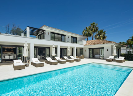 STUNNING FRONTLINE VILLA IN NUEVA ANDALUCIA