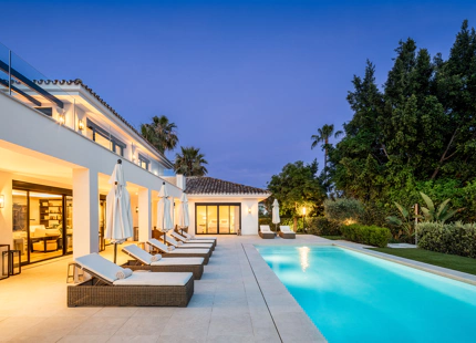 STUNNING FRONTLINE VILLA IN NUEVA ANDALUCIA