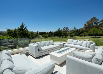 STUNNING FRONTLINE VILLA IN NUEVA ANDALUCIA