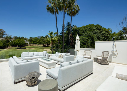 STUNNING FRONTLINE VILLA IN NUEVA ANDALUCIA