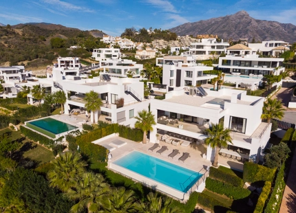 EXCEPCIONAL VILLA MODERNA CON 7 DORMITORIOS Y VISTAS IMPRESIONANTES EN NUEVA ANDALUCÍA