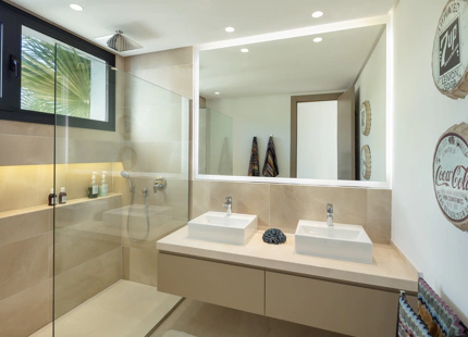 EXCEPCIONAL VILLA MODERNA CON 7 DORMITORIOS Y VISTAS IMPRESIONANTES EN NUEVA ANDALUCÍA