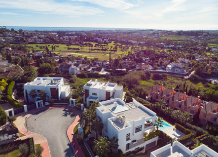EXCEPCIONAL VILLA MODERNA CON 7 DORMITORIOS Y VISTAS IMPRESIONANTES EN NUEVA ANDALUCÍA