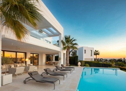 EXCEPCIONAL VILLA MODERNA CON 7 DORMITORIOS Y VISTAS IMPRESIONANTES EN NUEVA ANDALUCÍA