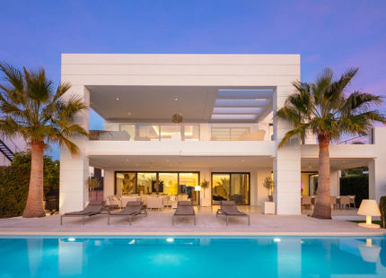 EXCEPCIONAL VILLA MODERNA CON 7 DORMITORIOS Y VISTAS IMPRESIONANTES EN NUEVA ANDALUCÍA