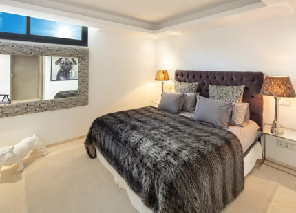EXCEPCIONAL VILLA MODERNA CON 7 DORMITORIOS Y VISTAS IMPRESIONANTES EN NUEVA ANDALUCÍA