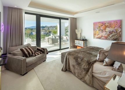 EXCEPCIONAL VILLA MODERNA CON 7 DORMITORIOS Y VISTAS IMPRESIONANTES EN NUEVA ANDALUCÍA