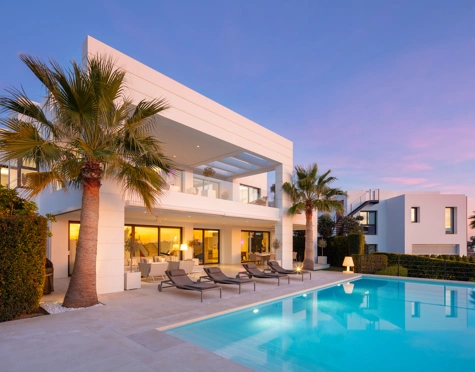 EXCEPCIONAL VILLA MODERNA CON 7 DORMITORIOS Y VISTAS IMPRESIONANTES EN NUEVA ANDALUCÍA