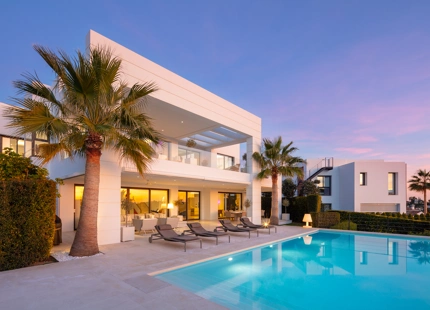 EXCEPCIONAL VILLA MODERNA CON 7 DORMITORIOS Y VISTAS IMPRESIONANTES EN NUEVA ANDALUCÍA