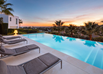 EXCEPCIONAL VILLA MODERNA CON 7 DORMITORIOS Y VISTAS IMPRESIONANTES EN NUEVA ANDALUCÍA