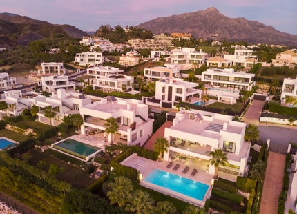 EXCEPCIONAL VILLA MODERNA CON 7 DORMITORIOS Y VISTAS IMPRESIONANTES EN NUEVA ANDALUCÍA