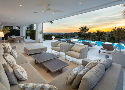 EXCEPCIONAL VILLA MODERNA CON 7 DORMITORIOS Y VISTAS IMPRESIONANTES EN NUEVA ANDALUCÍA
