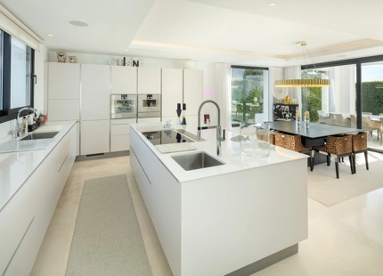 EXCEPCIONAL VILLA MODERNA CON 7 DORMITORIOS Y VISTAS IMPRESIONANTES EN NUEVA ANDALUCÍA