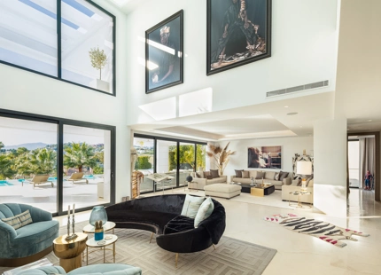 EXCEPCIONAL VILLA MODERNA CON 7 DORMITORIOS Y VISTAS IMPRESIONANTES EN NUEVA ANDALUCÍA